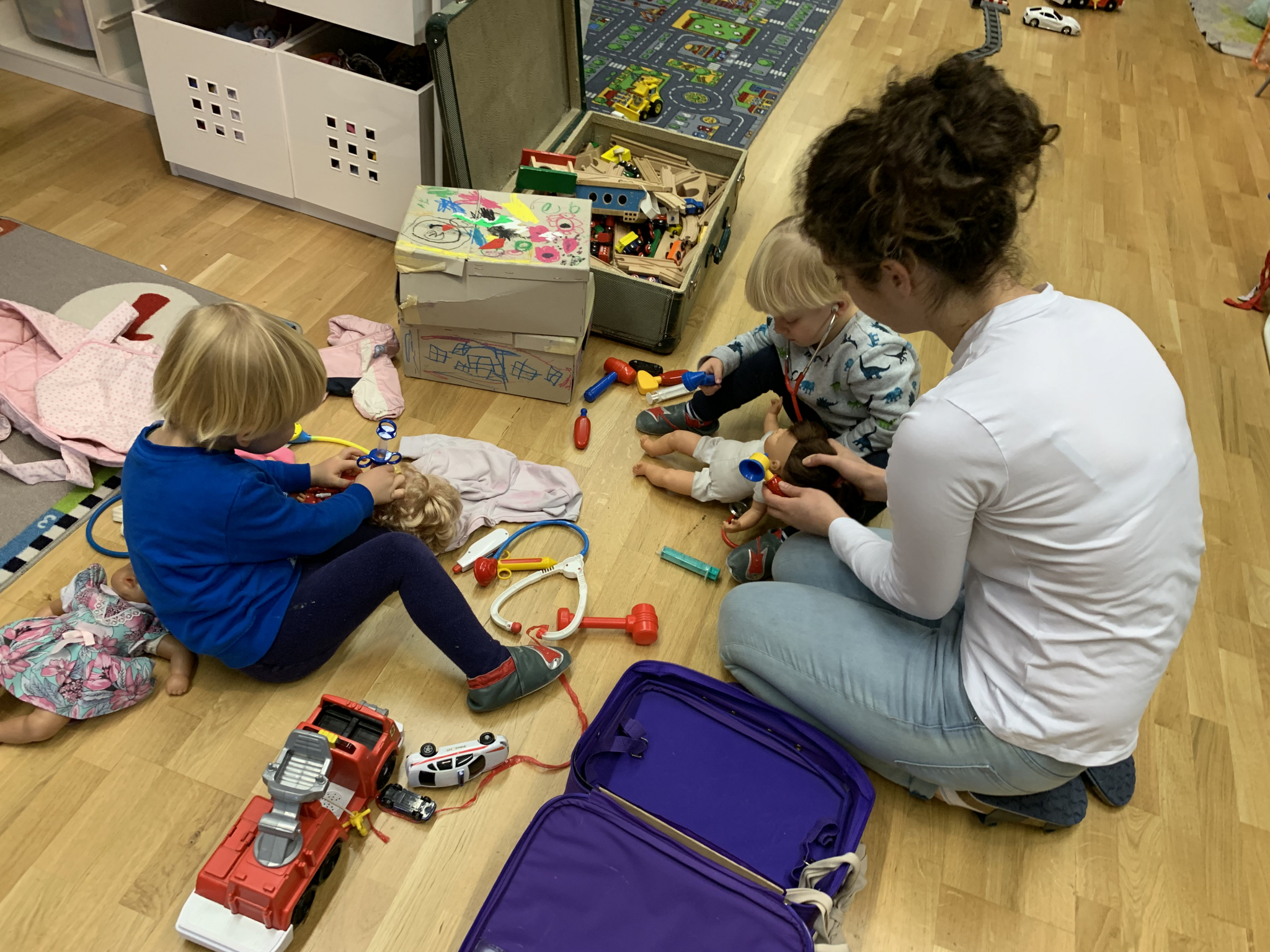 436 2018 Heidi Theus Morsal helps in kindergarten TB 1205